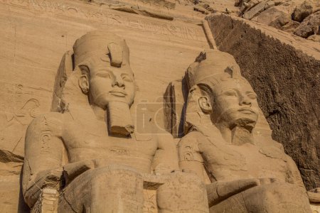 Téléchargez les photos : Statues de Ramsès II au Grand Temple de Ramsès II à Abu Simbel, Egypte - en image libre de droit