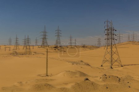 Téléchargez les photos : Electric pylons in a desert near Aswan, Egypt - en image libre de droit