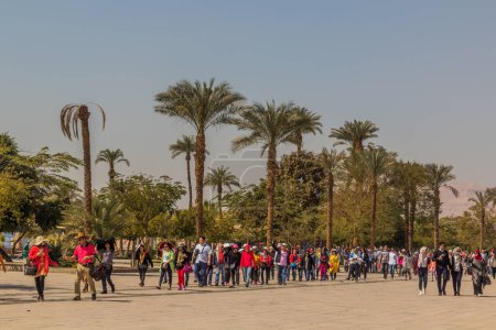 Téléchargez les photos : LUXOR, EGYPT - FEB 21, 2019: Tourists in front of the Karnak Temple complex, Egypt - en image libre de droit