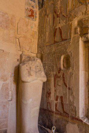 Téléchargez les photos : LUXOR, EGYPT - FEB 18, 2019: Sculpture in the Temple of Hatshepsut at the Luxor's West bank, Egypt - en image libre de droit