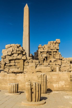 Téléchargez les photos : Queen Hatshepsut Obelisk in the Amun Temple enclosure in Karnak, Egypt - en image libre de droit