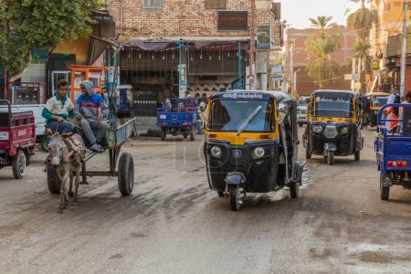 Téléchargez les photos : DARAW, EGYPT - FEB 16, 2019: Street traffic in Daraw city, Egypt - en image libre de droit