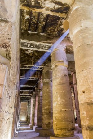 Foto de Light beam in the Temple of Seti I (Great Temple of Abydos), Egypt - Imagen libre de derechos