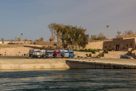 Téléchargez les photos : ABU SIMBEL, EGYPT: FEB 22, 2019: Trucks waiting for a ferry crossing Lake Nasser in Abu Simbel, Egypt - en image libre de droit