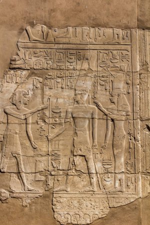 Foto de Wall of the Great Hypostyle Hall in the Amun Temple enclosure in Karnak, Egypt - Imagen libre de derechos
