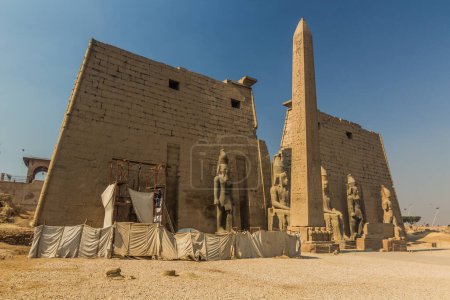 Téléchargez les photos : Ramesses II obelisk in front of the Luxor temple pylon, Egypt - en image libre de droit