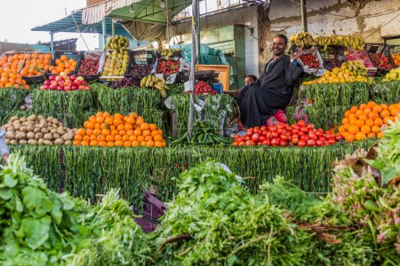 Téléchargez les photos : DARAW, EGYPT - FEB 16, 2019: Vegetable and fruit market in Daraw city, Egypt - en image libre de droit