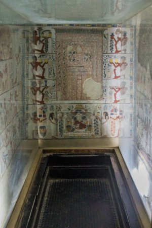 Foto de LUXOR, EGYPT - FEB 18, 2019: False door at the Tomb of Nakht at the Theban Necropolis, Egypt - Imagen libre de derechos