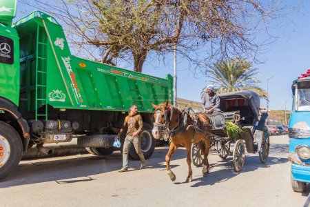Téléchargez les photos : SOHAG, EGYPT: FEB 11, 2019: Horse carriage in Sohag, Egypt - en image libre de droit