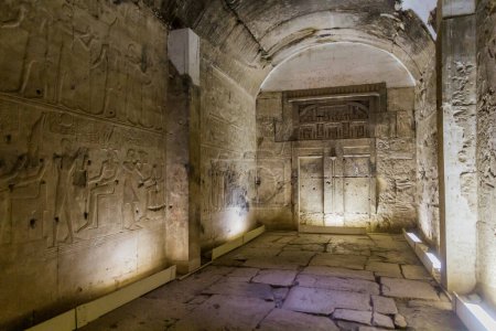 Téléchargez les photos : ABYDOS, EGYPT - FEB 19, 2019: Chamber in the Temple of Seti I (Great Temple of Abydos), Egypt - en image libre de droit