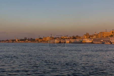 Téléchargez les photos : Cruise ships at the river Nile in Luxor, Egypt - en image libre de droit