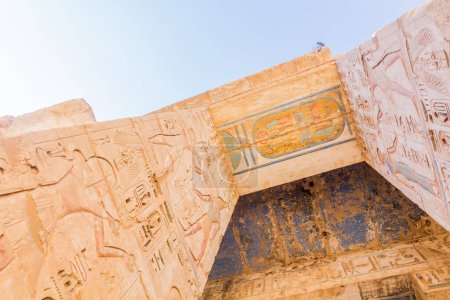 Téléchargez les photos : Décorations de Medinet Habu (temple mortuaire de Ramsès III) à la nécropole thébaine, Égypte - en image libre de droit