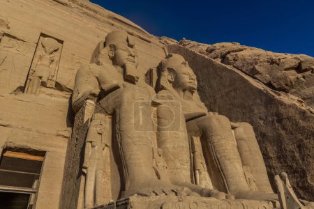 Foto de Estatuas de Ramsés II en el Gran Templo de Ramsés II en Abu Simbel, Egipto - Imagen libre de derechos