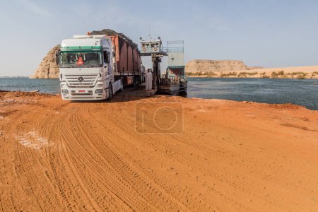 Téléchargez les photos : LAKE NASSER, EGYPTE : 22 FÉVRIER 2019 : Camion quittant un ferry traversant le lac Nasser, Egypte - en image libre de droit