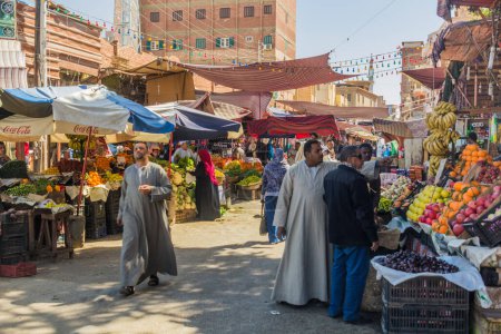 Foto de EDFU, EGYPT - FEB 17, 2019: Fruit market in Edfu, Egypt - Imagen libre de derechos