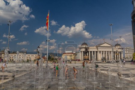 Téléchargez les photos : SKOPJE, MACÉDOINE DU NORD - 9 AOÛT 2019 : Éléments d'eau sur la place de Macédoine à Skopje, Macédoine du Nord - en image libre de droit