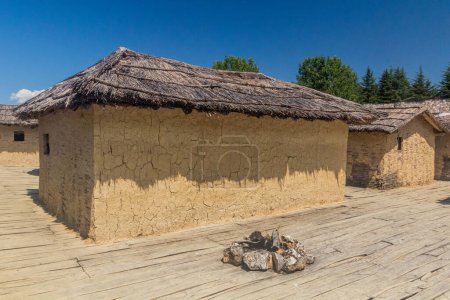 Foto de Casas en Bahía de Huesos, vivienda prehistórica, recreación de un asentamiento de la edad de bronce en el lago Ohrid, Macedonia del Norte - Imagen libre de derechos