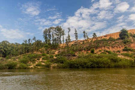 Foto de Los árboles se retiran debido al aumento de los niveles del río Nam Ou durante el llenado de la presa Nam Ou 3, Laos - Imagen libre de derechos
