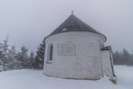 Téléchargez les photos : Vue d'hiver de la chapelle de l'érable Kunstatska dans les montagnes Orlicke Hory, République tchèque - en image libre de droit