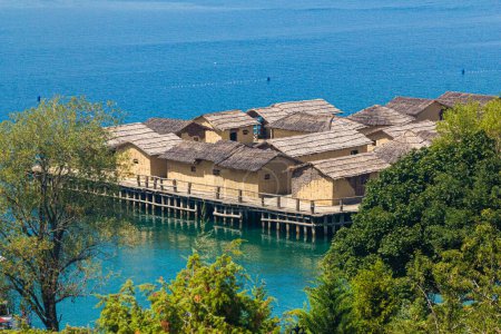 Foto de Bahía de Huesos, vivienda prehistórica, recreación de un asentamiento de edad de bronce en el lago Ohrid, Macedonia del Norte - Imagen libre de derechos