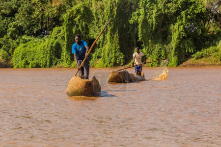 Foto de OMORATO, ETIOPÍA - 5 DE FEBRERO DE 2020: Canoas Dugout en el río Omo cerca de la aldea de Omorate, Etiopía - Imagen libre de derechos