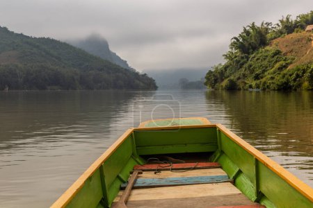 Téléchargez les photos : Bateau voyageant sur la rivière Nam Ou, Laos - en image libre de droit