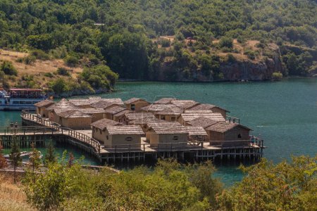 Téléchargez les photos : Baie des Os, empilement préhistorique, recréation d'une colonie de l'âge du bronze sur le lac Ohrid, Macédoine du Nord - en image libre de droit
