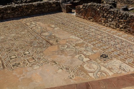Mosaicos del piso en las ruinas antiguas de Heraclea Lyncestis cerca de Bitola, Macedonia del Norte