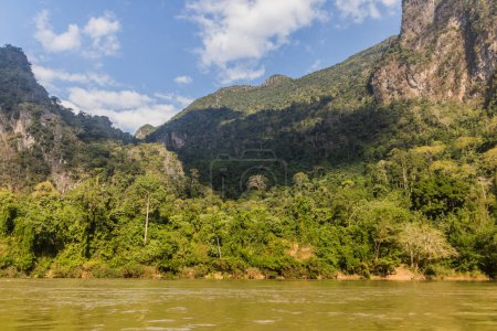 Foto de Costa boscosa del río Nam Ou cerca de la aldea de Muang Ngoi Neua, Laos. - Imagen libre de derechos