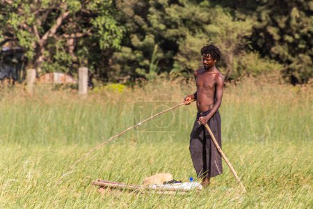 Téléchargez les photos : HAWASSA, ÉTHIOPIE - 26 JANVIER 2020 : Pêcheur au lac Awassa, Éthiopie - en image libre de droit