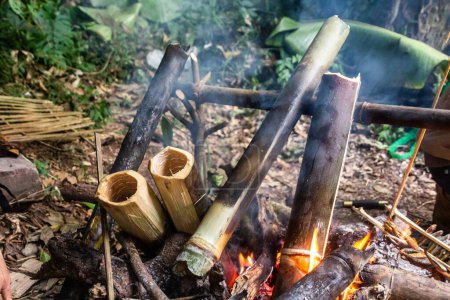 Foto de Trozos de bambú que sirven como macetas para una sopa en el bosque cerca de Luang Namtha, Laos - Imagen libre de derechos