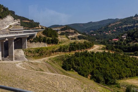 Foto de Vista de la autopista R6 en Kosovo - Imagen libre de derechos