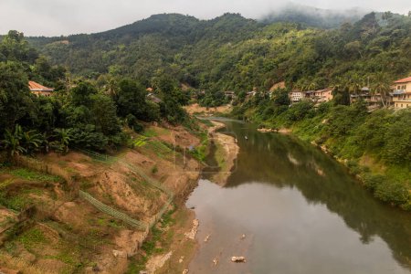Téléchargez les photos : Rivière Nam Phak dans la ville de Muang Khua, Laos - en image libre de droit