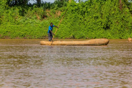 Téléchargez les photos : OMORATE, ÉTHIOPIE - 5 FÉVRIER 2020 : Canots-pirogues sur la rivière Omo près du village d'Omorate, Éthiopie - en image libre de droit