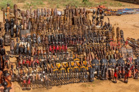 Téléchargez les photos : TURMI, ÉTHIOPIE - 3 FÉVRIER 2020 : Souvenirs fabriqués par la tribu Hamer à vendre à Turmi, Éthiopie - en image libre de droit