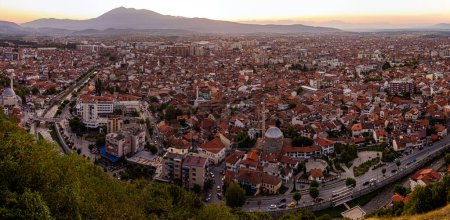 Foto de Vista aérea al atardecer de la ciudad de Prizren, Kosovo - Imagen libre de derechos