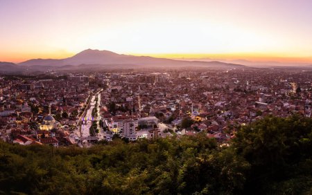 Téléchargez les photos : Coucher de soleil vue aérienne de la ville de Prizren, Kosovo - en image libre de droit