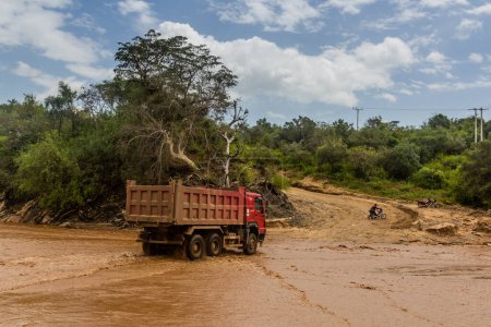 Téléchargez les photos : Camion traversant la rivière Kizo, Ethiopie - en image libre de droit