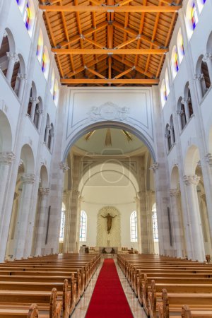 Téléchargez les photos : PRISTINA, KOSOVO - 13 AOÛT 2019 : Intérieur de la cathédrale Sainte-Mère-Thérèse à Pristina, Kosovo - en image libre de droit