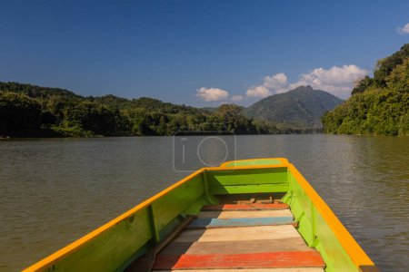 Téléchargez les photos : Bateau voyageant sur la rivière Nam Ou, Laos - en image libre de droit