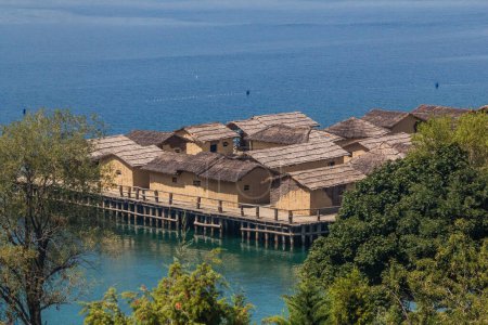 Foto de Bahía de Huesos, vivienda prehistórica, recreación de un asentamiento de edad de bronce en el lago Ohrid, Macedonia del Norte - Imagen libre de derechos