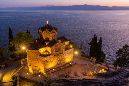 Foto de Vista nocturna de la Iglesia de San Juan en Kaneo por el lago Ohrid, Macedonia del Norte - Imagen libre de derechos
