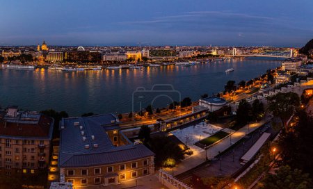 Foto de Vista nocturna del río Danubio con el puente Erzsebet escondido en Budapest, Hungría - Imagen libre de derechos