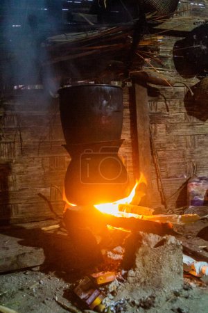 Téléchargez les photos : Cuisine dans une maison de village à Namkhon village près de Luang Namtha ville, Laos - en image libre de droit