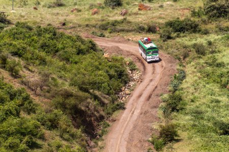 Téléchargez les photos : Bus local sur une route rurale près d'Arba Minch, Ethiopie - en image libre de droit