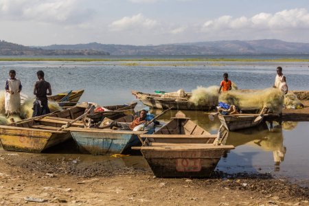Téléchargez les photos : HAWASSA, ÉTHIOPIE - 28 JANVIER 2020 : Bateaux de pêche et filets au marché aux poissons d'Hawassa, Éthiopie - en image libre de droit