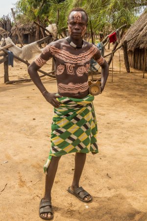 Téléchargez les photos : KORCHO, ÉTHIOPIE - 4 FÉVRIER 2020 : Membre de la tribu Karo dans son village de Korcho, en Éthiopie - en image libre de droit