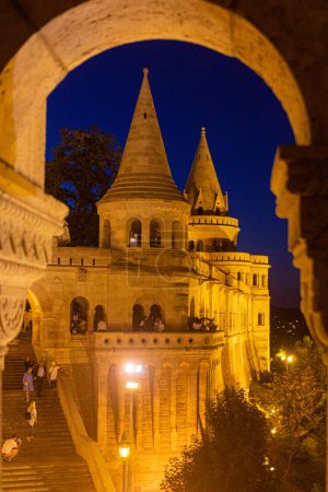 Foto de BUDAPEST, HUNGRÍA - 14 de agosto de 2019: Vista nocturna del Bastión de Pescadores en el castillo de Buda en Budapest, Hungría - Imagen libre de derechos