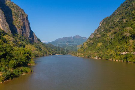 Téléchargez les photos : Rivière Nam Ou à Nong Khiaw, Laos - en image libre de droit