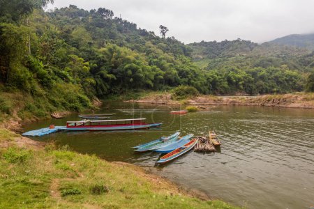 Téléchargez les photos : Bateaux sur la rivière Nam Ou dans le village de Hat Sa dans la province de Phongsali, Laos - en image libre de droit